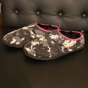 Sorel Go - Bodega run 
Quarry, black size 11